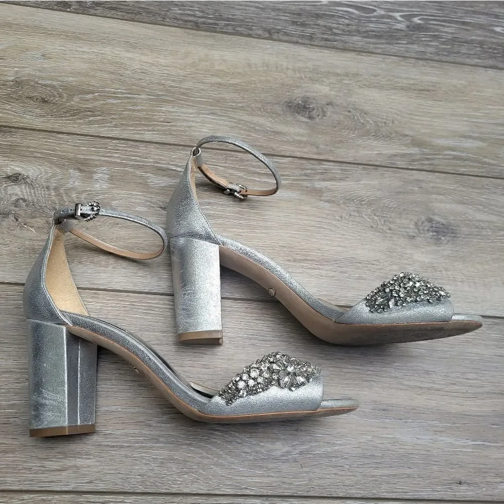 Badgley Mischka wedding shoes silver with gems 💎 ✨️ gorgeous 3.25